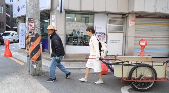 “모아둔 재산, 집도 없다” 밝힌 연예인, 폐지 줍는 근황 ‘깜짝’