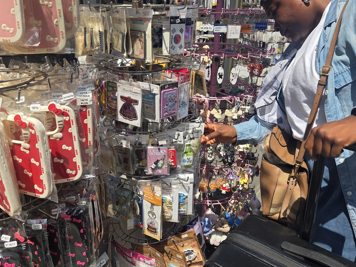 한 외국인 관광객이 노동절을 하루 앞둔 30일 서울 중구 명동의 한 기념품숍에서 기념품을 고르고 있다. 김신우 수습기자