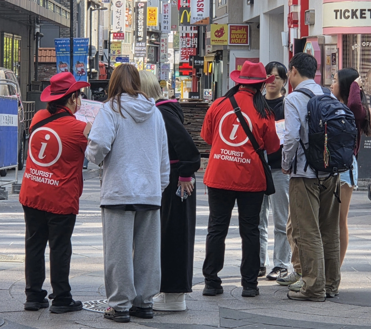 서울시관광협회 소속 관광안내사들이 노동절을 하루 앞둔 30일 서울 중구 명동에서 중국인 관광객들을 응대하고 있다. 김신우 수습기자