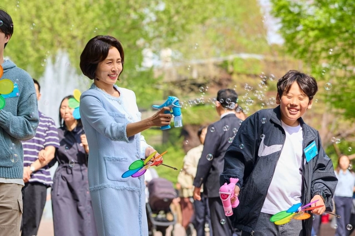 당원병 환아들과 비눗방울 놀이 중인 김혜경 여사