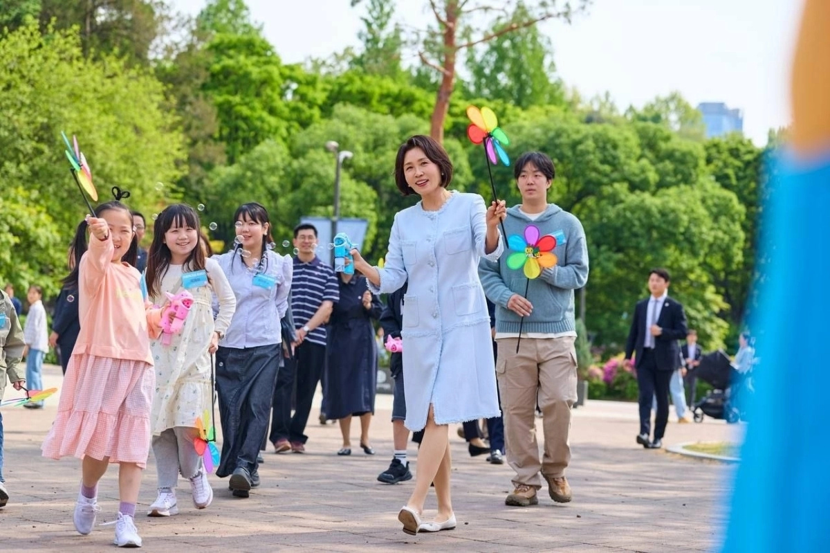 당원병 환아들과 바람개비를 날리는 김혜경 여사