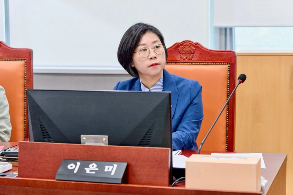 이은미 의원이 29일 상임위원회 회의실에서 진행된 시·군의원 선거구 획정 관련 조례안 심사 중 안산 지역의 기초의원 정수 축소가 초래할 지역 대표성 훼손 문제를 지적하며 제도 개선을 요구하고 있다.(사진=경기도의회)