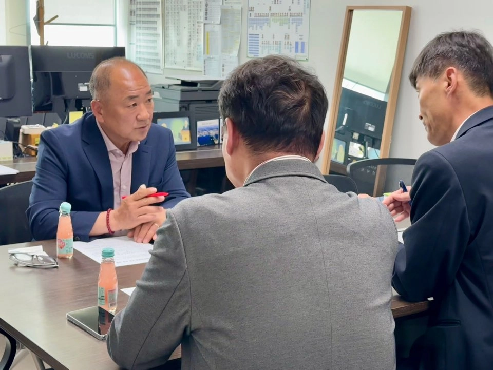 이영희 의원이 30일 도의회 사무실에서 경기도 군협력담당관 관계자들과 간담회를 갖고 실효성 있는 군 협력 체계 구축 방안에 대해 논의하고 있다.(사진=경기도의회)