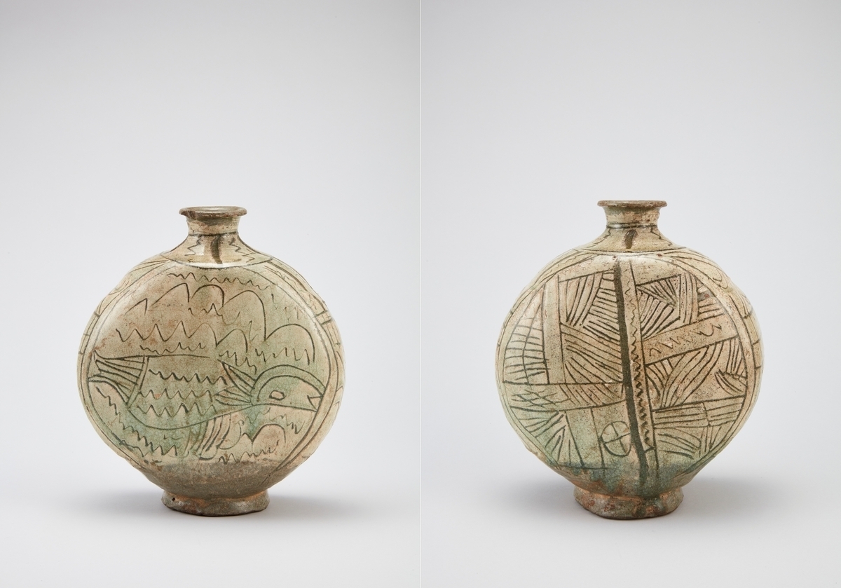 분청사기 음각선어문 편병 국가유산청 제공