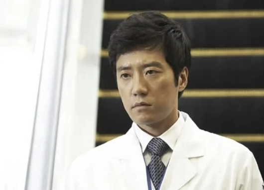 2007년 방영된 MBC 드라마 ‘하얀거탑’의 주인공인 장준혁. 극중 장준혁은 담관암이 말기에 이른 뒤에야 발견해 치료 시기를 놓쳐 사망했다. 자료 : MBC