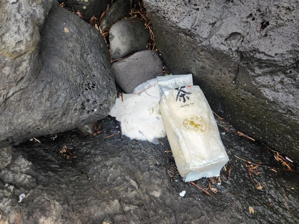 제주해경이 30일 오전 6시30분쯤 제주시 가파도 선착장 인근 갯바위에서 마약으로 의심되는 물체 1점을 수거했다. 제주지방해양경찰청 제공