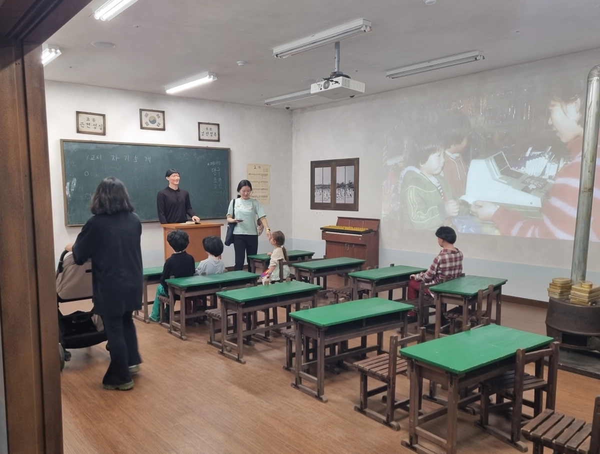 옛 함평국민학교 교실을 재현한 함평엑스포공원 추억공작소.