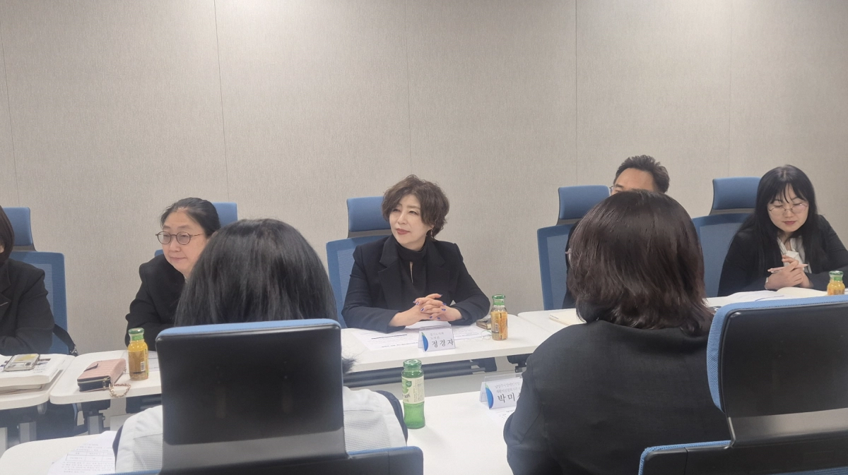 정경자 의원이 30일 도의회에서 경기도 관계자 및 장애인직업재활시설협회 관계자들과 간담회를 열고 부식비 현실화 및 임금 구조 개선 방안을 논의하고 있다.(사진=경기도의회)