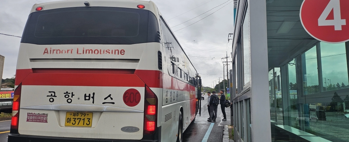 30일 서귀포시 안덕면 동광육거리에서 시민들이 제주시로 출근하기 위해 공항버스에 오르고 있다. 제주 강동삼 기자