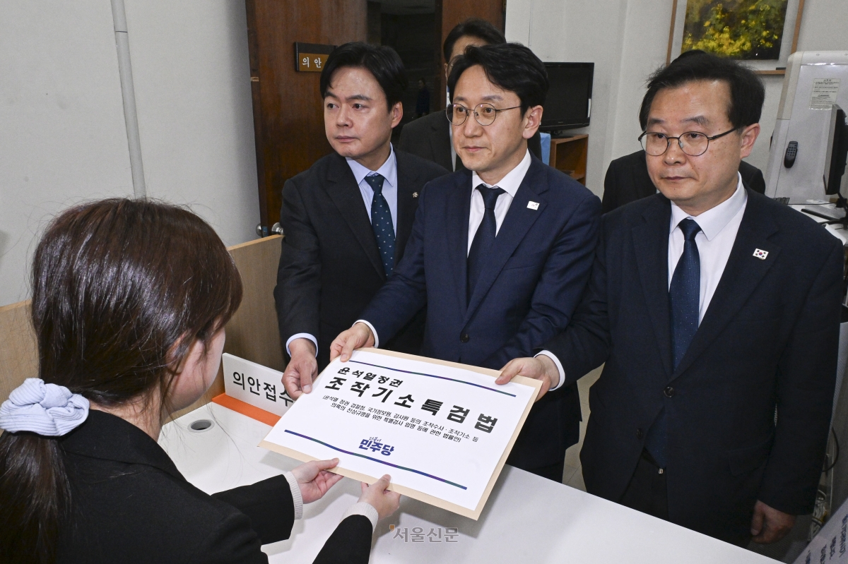 천준호 더불어민주당 원내대표 직무대행과 국정조사특위 위원들이 30일 국회에서 윤석열 정권 조작기소특검법을 의안과에 제출하고 있다. 2026.4.30 이지훈 기자