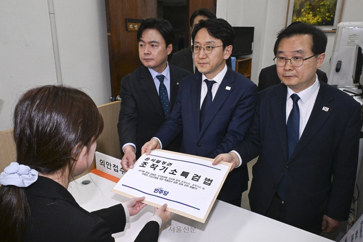 천준호 더불어민주당 원내대표 직무대행과 국정조사특위 위원들이 30일 국회에서 윤석열 정권 조작기소특검법을 의안과에 제출하고 있다. 2026.4.30 이지훈 기자