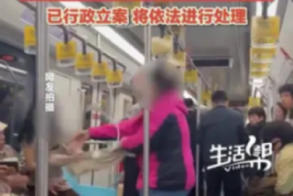 중국 상하이 지하철에서 30대와 60대 여성이 자리 싸움을 하다 난투극을 벌이는 사건이 발생했다. 중국 소후닷컴 캡처