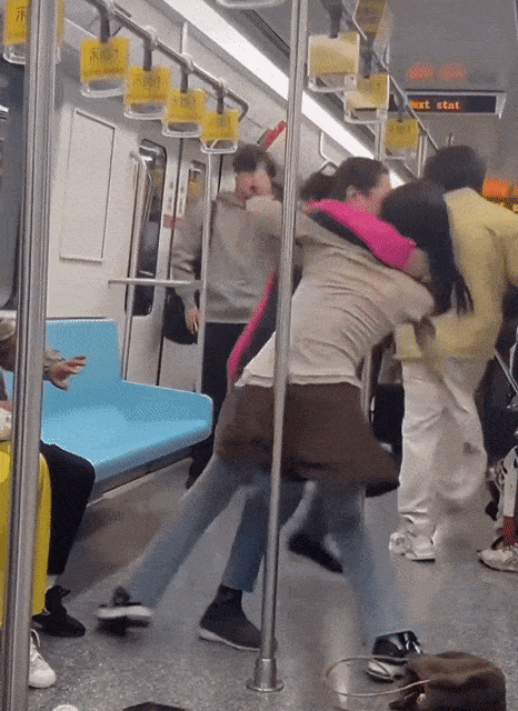 중국 상하이 지하철에서 30대와 60대 여성이 자리 싸움을 하다 난투극을 벌이는 사건이 발생했다. 중국 소후닷컴 캡처