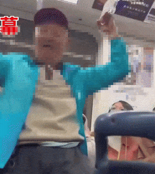 지난해 10월 중국 지하철에서 한 노인이 좌석 양보를 거부한 여성 승객 무릎에 강제로 앉는 황당한 일이 벌어졌다. 중국 더우인 캡처