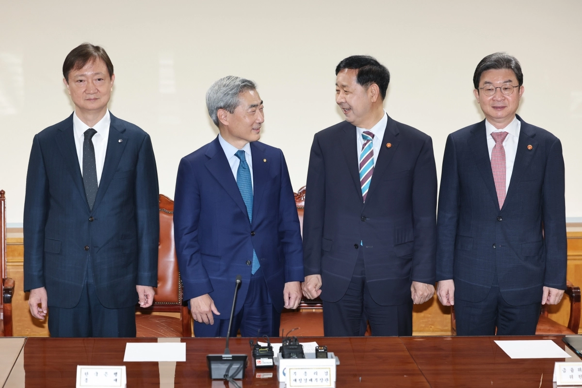 구윤철 부총리 겸 재정경제부 장관과 신현송 한국은행 총재가 30일 서울 중구 은행회관에서 열린 확대거시경제금융회의에서 대화하고 있다. 왼쪽부터 이찬진 금융감독원장, 신 총재, 구 부총리 겸 장관, 이억원 금융위원장. 연합뉴스