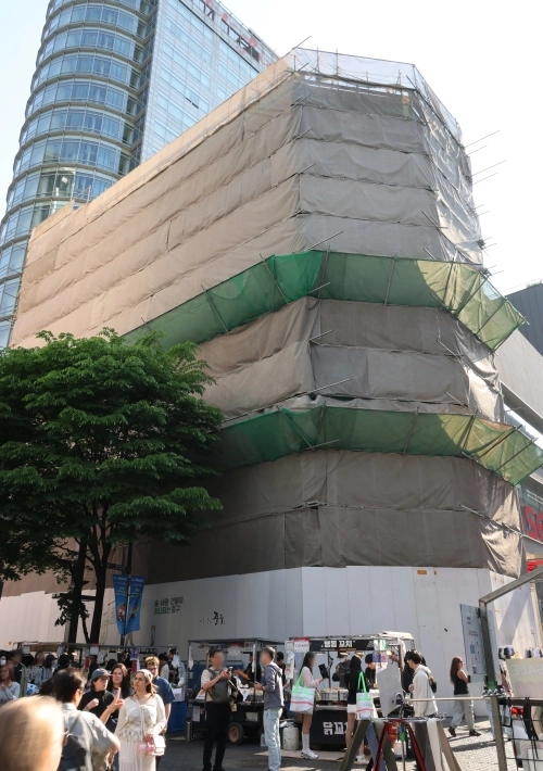 서울시가 30일 공시한 개별공시지가 가운데 가장 높은 곳은 명동에 위치한 상업용 토지(중구 충무로1가 24-2)로 나타났다. 해당 토지의 건물은 화장품 브랜드 네이처리퍼블릭이 있었지만 지금은 리모델링 중이다.   연합뉴스