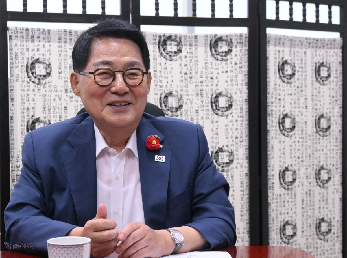 22대 후반기 국회의장에 도전하는 박지원 더불어민주당 의원이 30일 국회 의원회관에서 진행한 서울신문과의 인터뷰에서 “법안 처리가 계속 미뤄진다면 단호하게 대처해야 한다. 이 기회를 놓치면 우리는 나락으로 떨어진다”고 말하고 있다. 안주영 전문기자