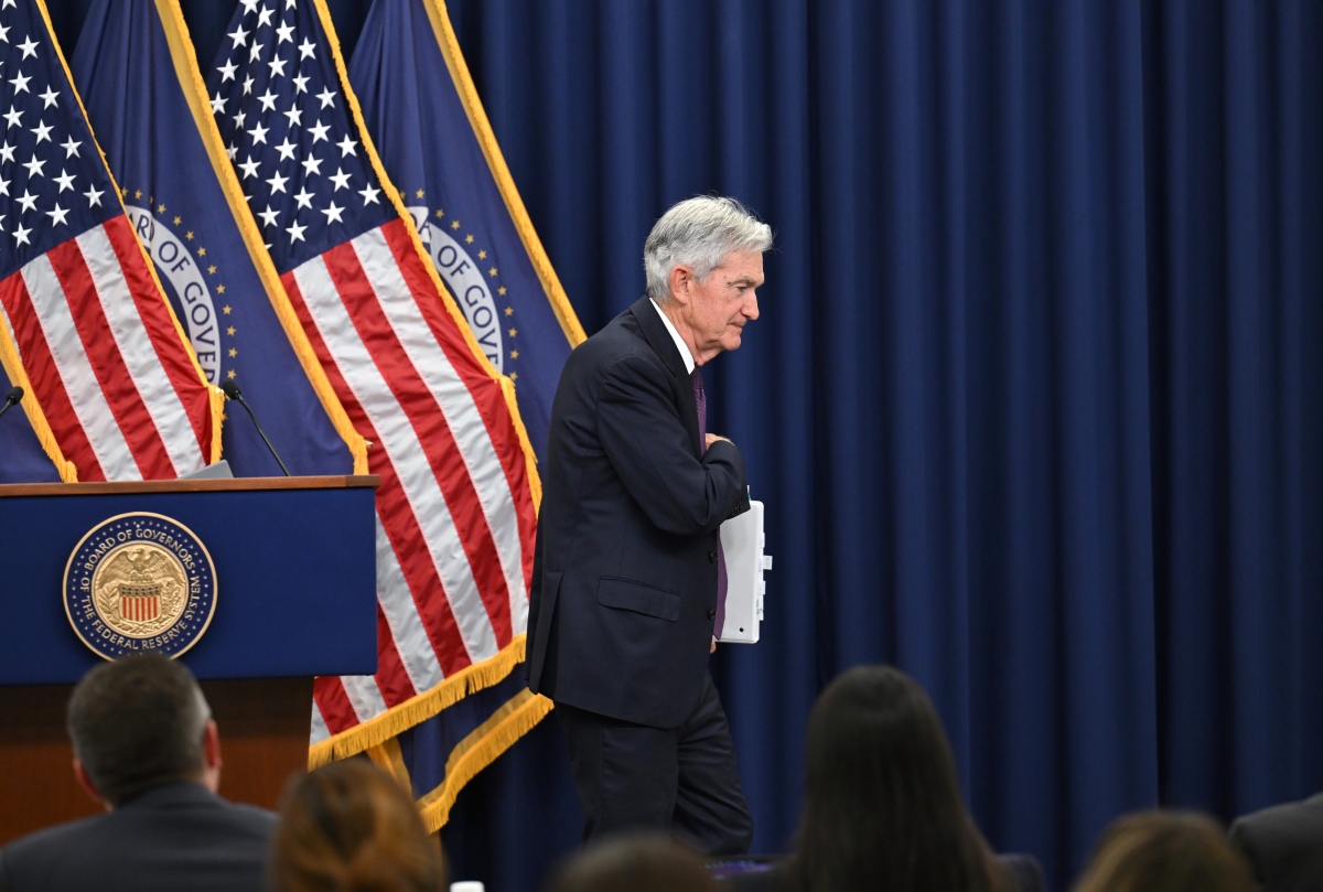 오는 15일 임기가 끝나는 제롬 파월 미국 연준 의장이 29일(현지시간) 마지막 기자회견을 마친 뒤 퇴장하고 있다.  워싱턴DC 신화 연합뉴스