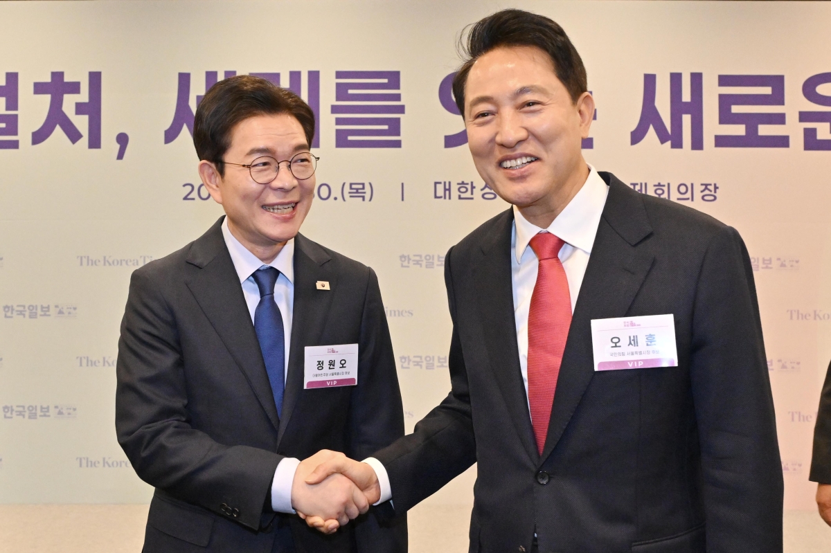 6·3 지방선거 더불어민주당 서울시장 후보인 정원오(왼쪽) 전 성동구청장과 국민의힘 후보인 오세훈 시장이 30일 서울 중구 대한상공회의소에서 열린 2026 한국포럼 ‘K-컬처, 세계를 사로잡다’에서 만나 악수하고 있다. 연합뉴스