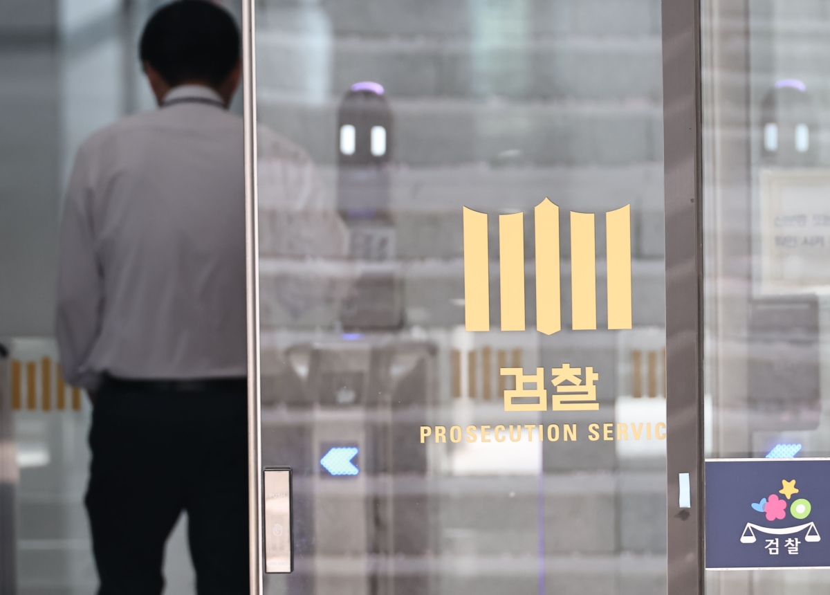 3대 특검(내란·김건희·순직해병) 이후 남은 의혹을 수사하는 권창영 2차 종합특별검사팀이 심우정 전 검찰총장의 ‘계엄 관여 의혹’과 관련해 대검찰청을 압수수색 중인 23일 서울 서초구 대검찰청 모습. 2026.4.23. 연합뉴스