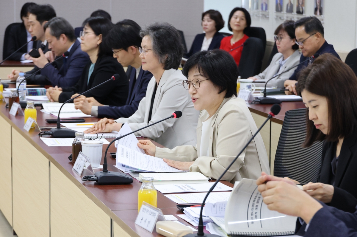 원민경 성평등가족부 장관이 30일 서울 종로구 정부서울청사에서 열린 형사미성년자(촉법소년) 연령 사회적 대화 협의체 4차 회의에서 발언하고 있다. 연합뉴스