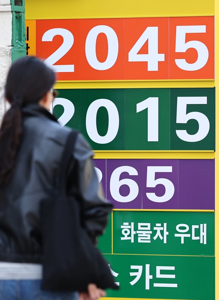 브렌트유 선물이 장중 120달러를 돌파하는 등 국제 유가가 고공행진하는 30일 서울의 한 주유소에 휘발유와 경유 가격이 표시되어 있다. 한국석유공사 유가정보시스템 오피넷에 따르면, 30일 오전 9시 기준 전국 휘발유 평균 가격은 리터당 2,009.2원으로 전날보다 0.1원, 경유 평균 가격은 2,003.3원으로 전날보다 0.05원 상승했다. 뉴스1