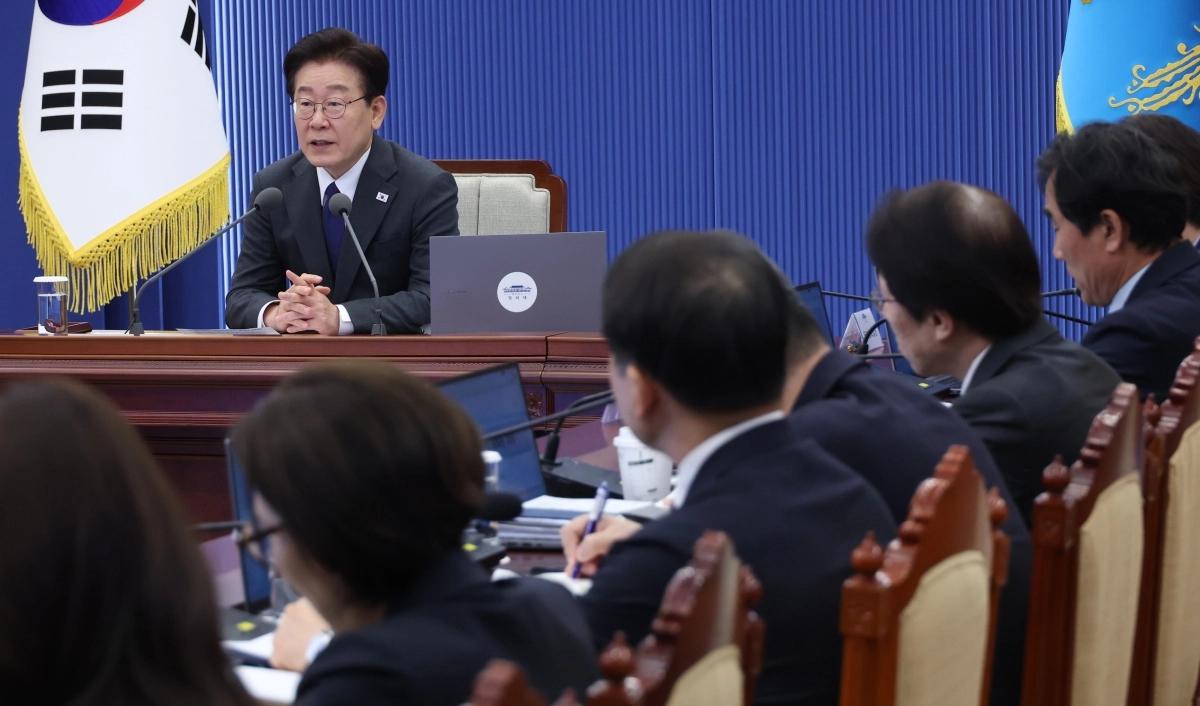 이재명 대통령이 30일 수석보좌관회의에서 “비정규직 노동자의 노동조건도 공정하고 합리적인 방향으로 개선돼야 한다”고 주문했다.