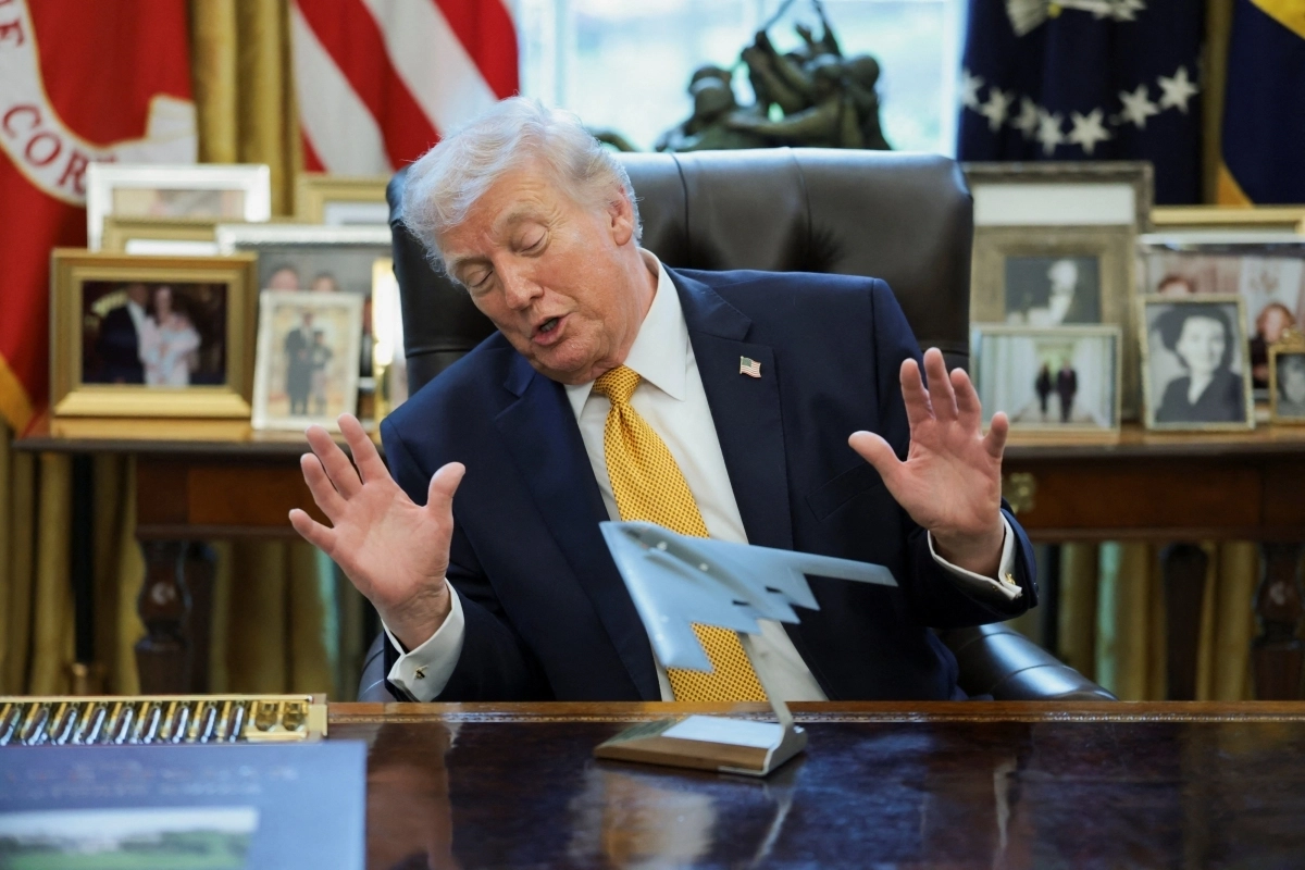 도널드 트럼프 미국 대통령이 지난 3월 16일 백악관에서 열린 행사 도중 B-2 폭격기 모형을 바라보며 발언하고 있다. 워싱턴DC 로이터 연합뉴스