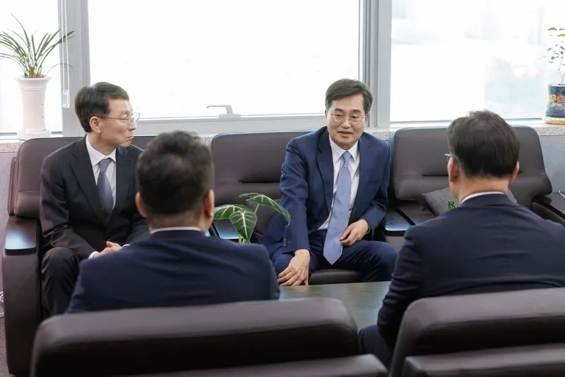 김동연 경기지사도 30일 경기도의회를 찾아 여야 대표에게 “도민 민생과 경제 상황을 고려할 때 추경이 통과돼야 한다”며 정치권의 결단을 촉구했다. (경기도 제공)