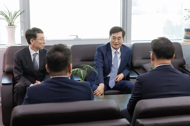 김동연 경기지사도 30일 경기도의회를 찾아 여야 대표에게 “도민 민생과 경제 상황을 고려할 때 추경이 통과돼야 한다”며 정치권의 결단을 촉구했다. (경기도 제공)