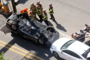 [포토] 정부서울청사 옆 차량 전복 사고