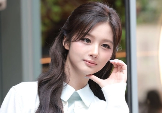 그룹 엔믹스(NMIXX) 설윤이 30일 서울 강남에서 열린 글로벌 모던 티 브랜드 CHAGEE(차지)의 플래그십 그랜드 오프닝 행사에 참석해 포즈를 취하고 있다.  2026.4.30<br>뉴스1