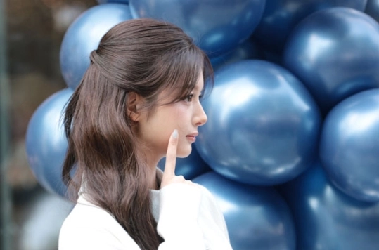 그룹 엔믹스(NMIXX) 설윤이 30일 서울 강남에서 열린 글로벌 모던 티 브랜드 CHAGEE(차지)의 플래그십 그랜드 오프닝 행사에 참석해 포즈를 취하고 있다.  2026.4.30<br>뉴스1