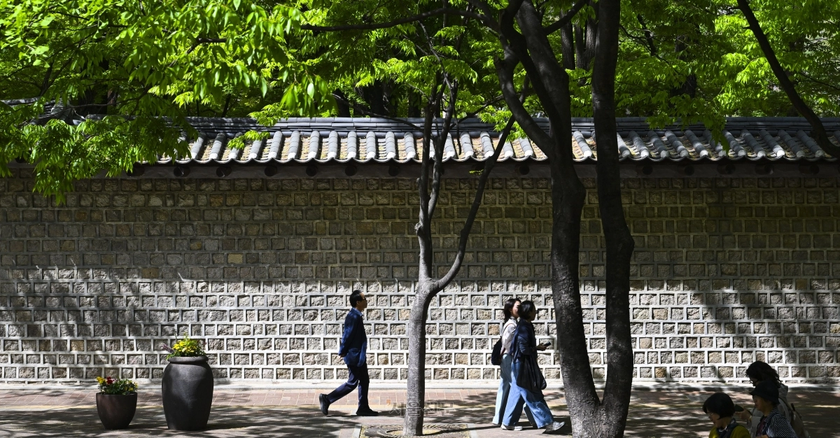 초여름 햇볕이 내리쬐던 지난 23일 서울 정동 덕수궁 돌담길을 시민들이 한가로이 걷고 있다.  이지훈 기자