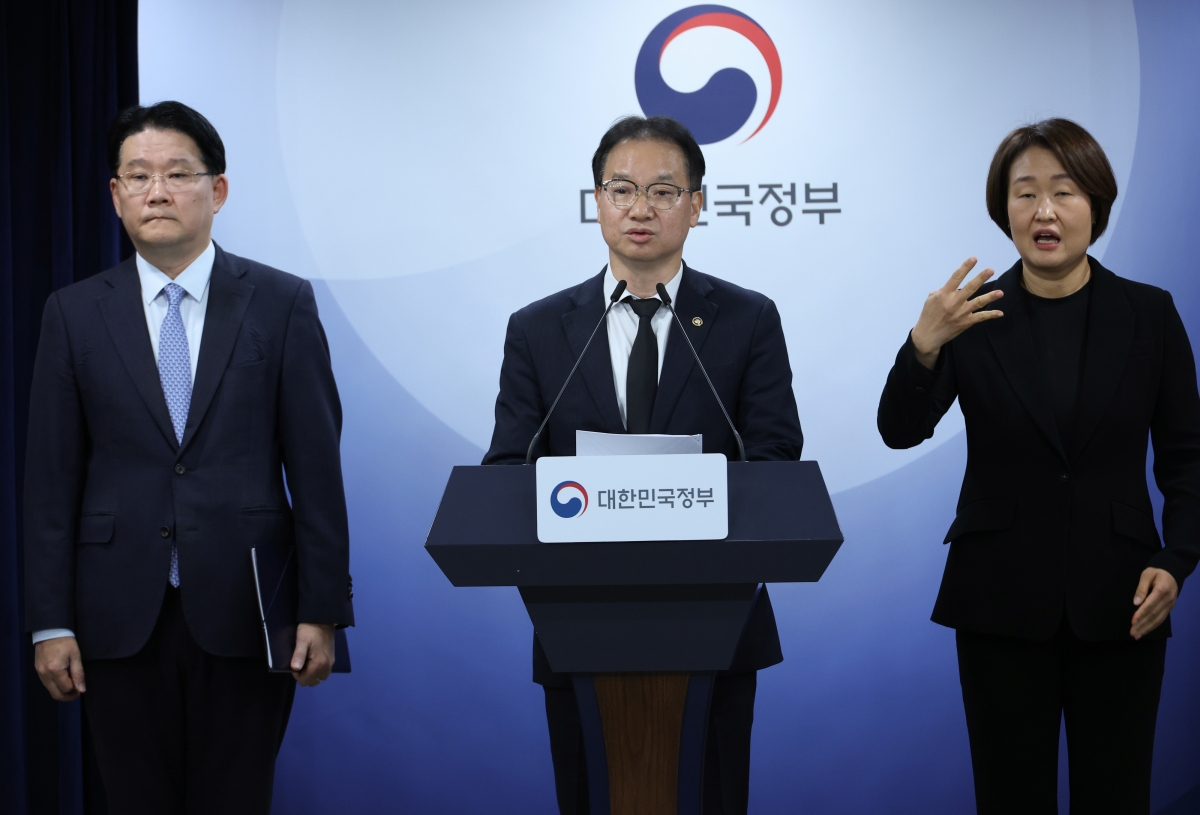 김영수 국무조정실 국무1차장이 30일 서울 종로구 정부서울청사에서 12ㆍ29 여객기 참사 희생자 유해 부실 수습 경위 점검 결과를 발표하고 있다. 2026.4.30. 연합뉴스