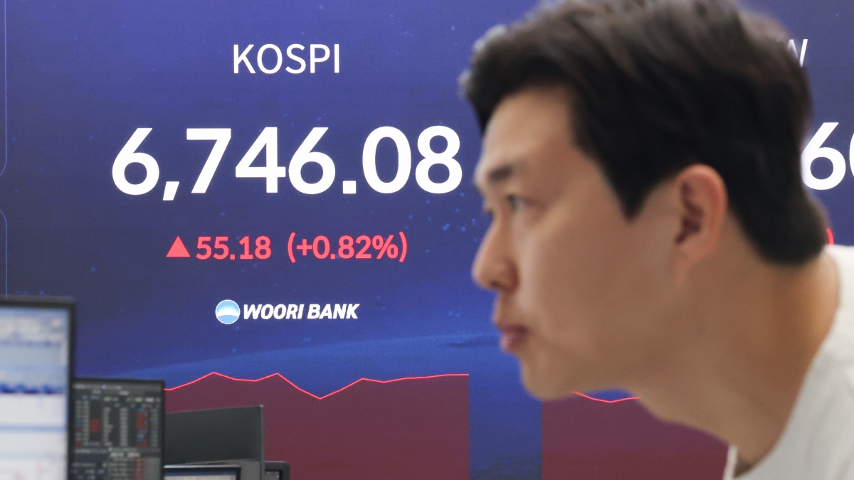 30일 서울 중구 우리은행 본점 딜링룸 현황판에 코스피가 표시돼 있다. 이날 코스피는 전 거래일 대비 48.49p(0.72%) 오른 6,739.39로 출발해 장중 6,750선까지 오르며 최고치를 경신했다. 2026.4.30. 연합뉴스