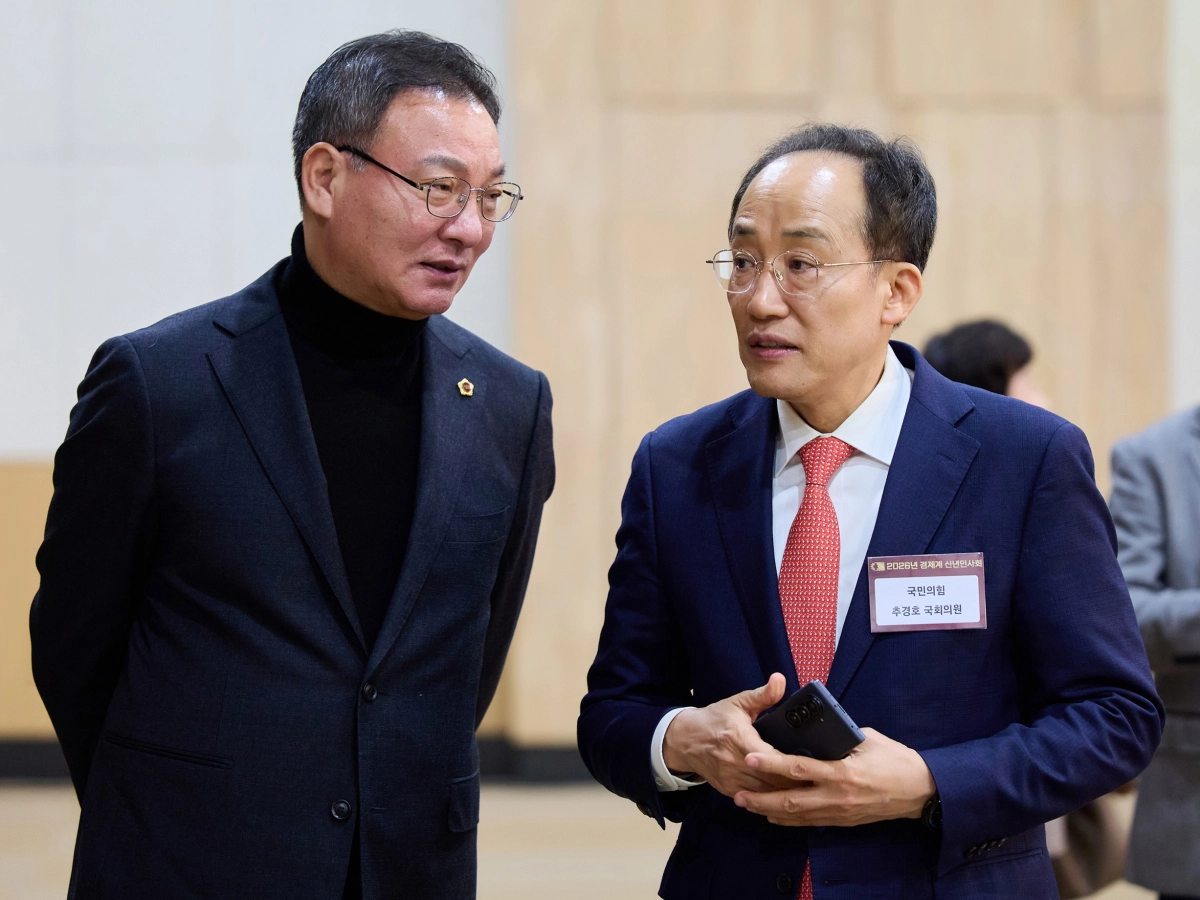 국민의힘 대구시장 후보인 추경호 전 경제부총리(오른쪽)와 선거대책위원회 수석대변인으로 임명된 하중환 대구시의회 운영위원장. 서울신문DB