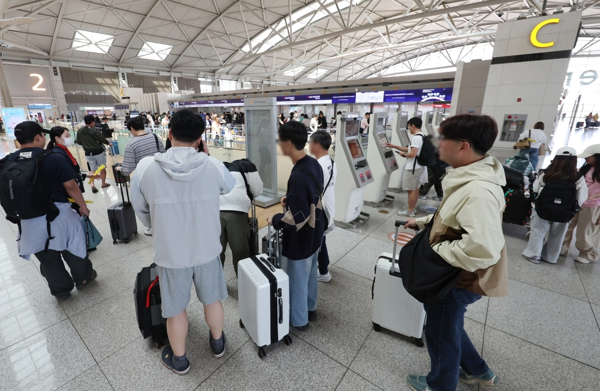 지난달 30일 인천 중구 인천국제공항 제1터미널 출국장에 여행객들이 출국 수속을 하기 위해 줄을 서고 있다.  뉴시스