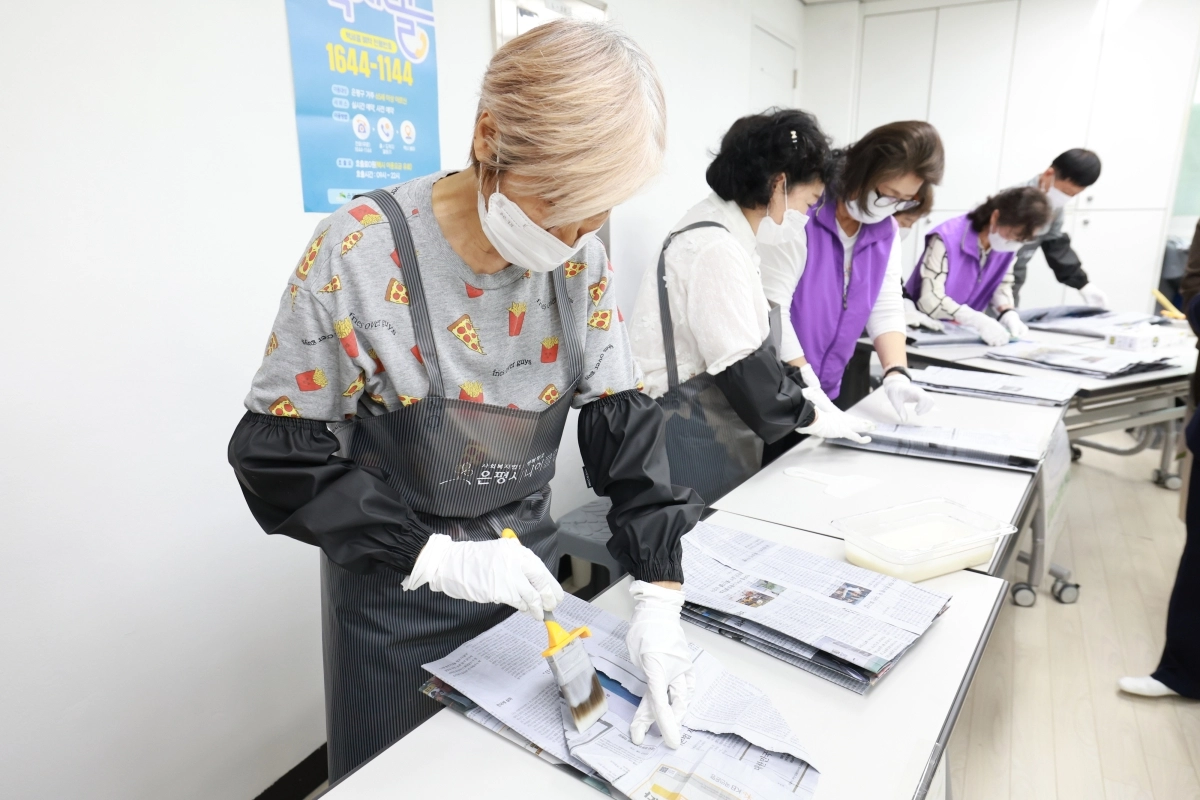 서울 은평시니어클럽 소속 노인일자리 사업단이 폐신문지를 활용해 종이봉투를 만들고 있다. 은평구 제공