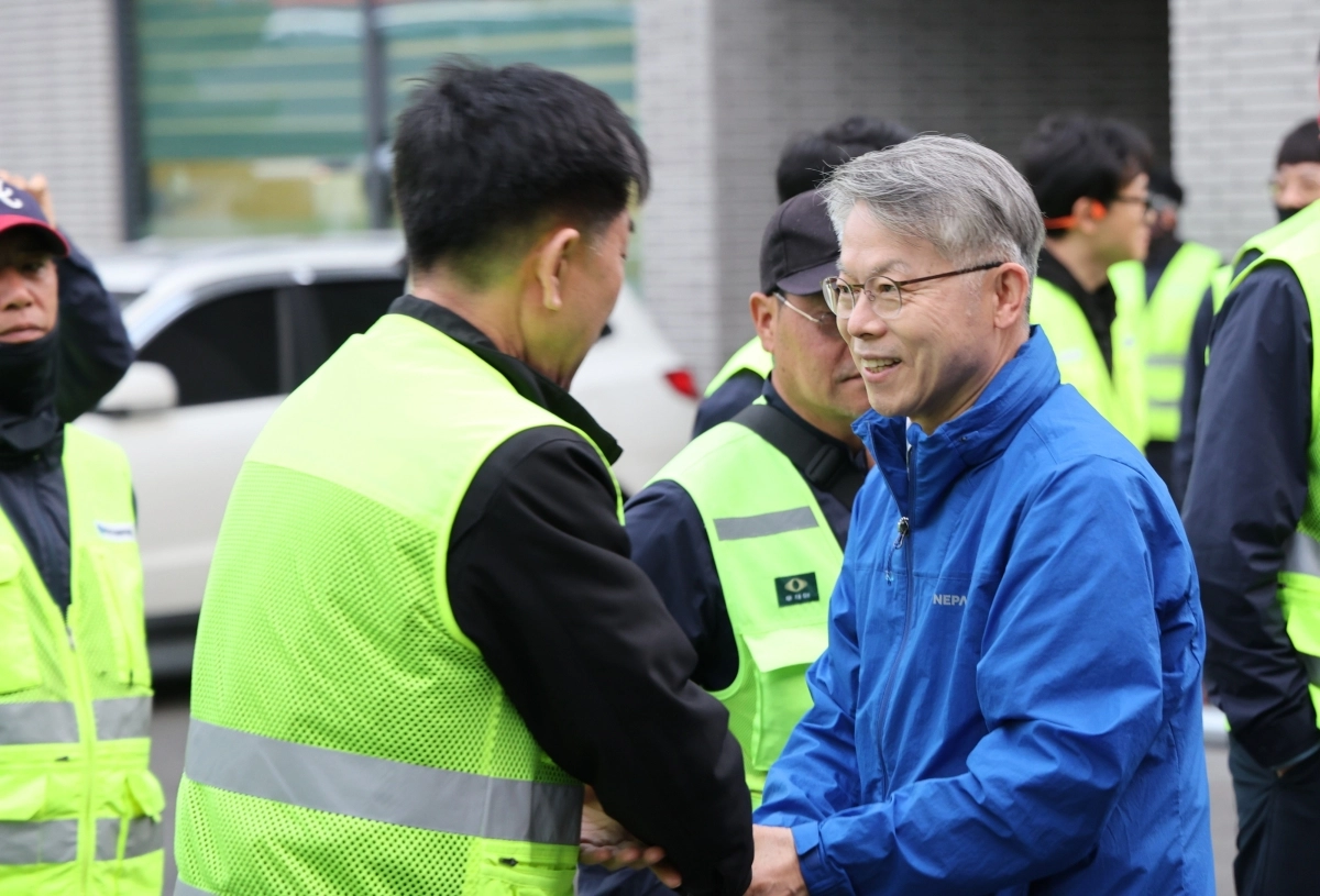 민형배 민주당 전남광주통합특별시장 후보가 노동절인 1일 새벽, 광주 서구시설관리공단 생활환경센터를 방문해 근로자들과 이야기를 나누고 있다. 민형배 후보사무소 제공