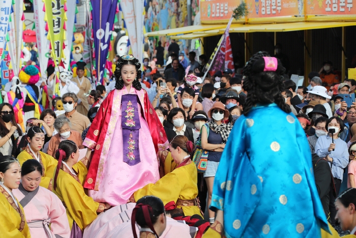 지난해 열린 ‘차전장군 노국공주 축제’에서 안동놋다리밟기 공연이 선보이고 있다. 안동시