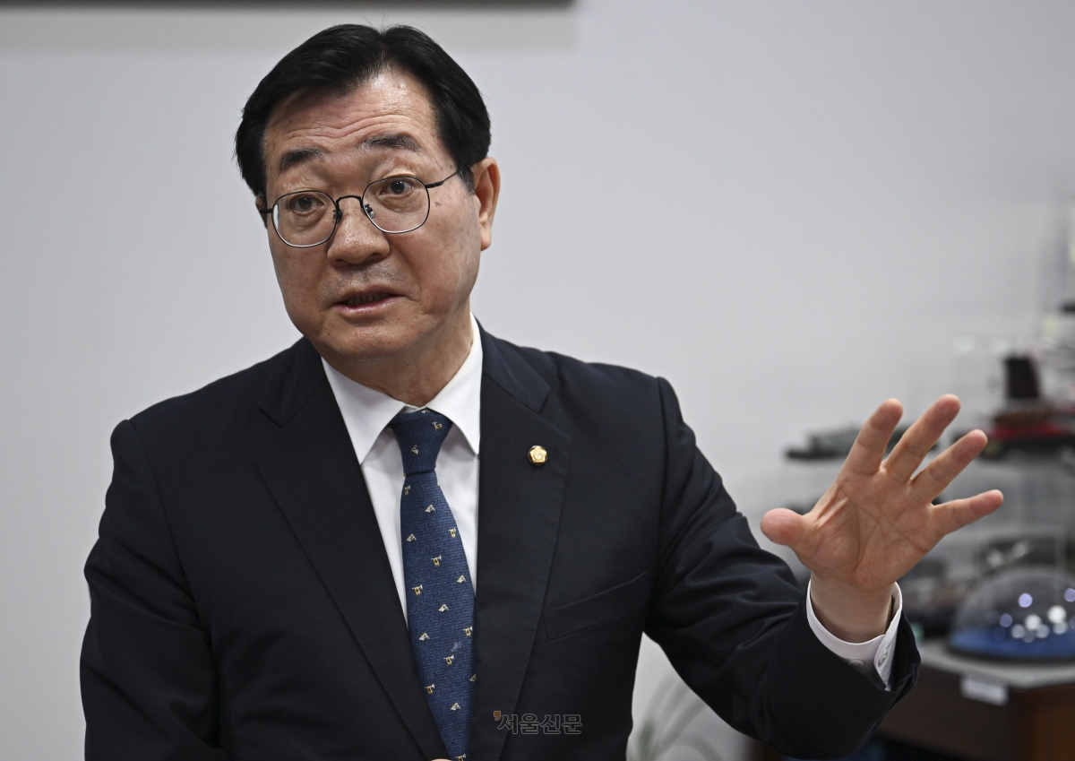 민홍철 더불어민주당 의원이 서울신문과 인터뷰 하고 있다. 이지훈 기자