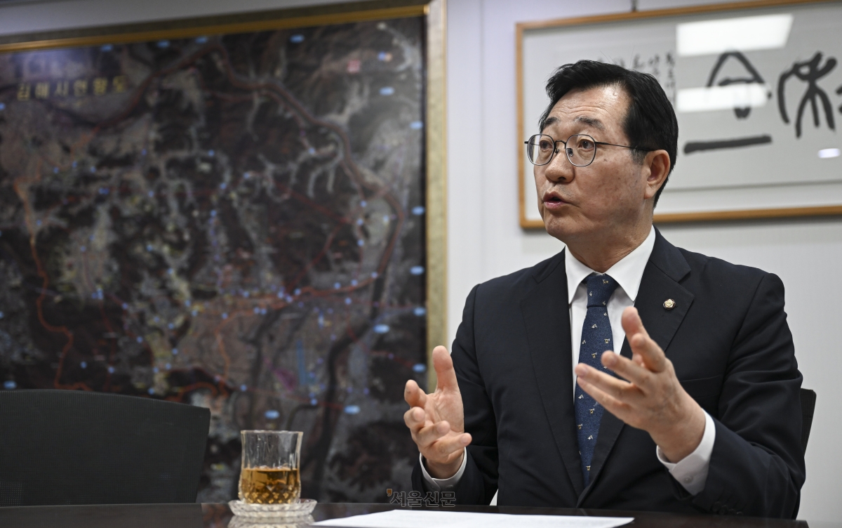 민홍철 더불어민주당 의원이 서울신문과 인터뷰 하고 있다. 이지훈 기자