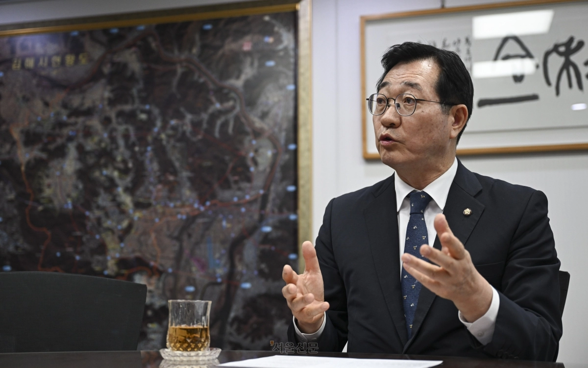 민홍철 더불어민주당 의원이 서울신문과 인터뷰 하고 있다. 이지훈 기자