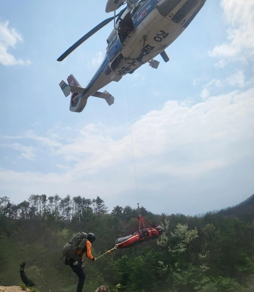 사고자 이송하는 소방헬기. 이 기사 내용과 무관함. 경북소방본부 제공.