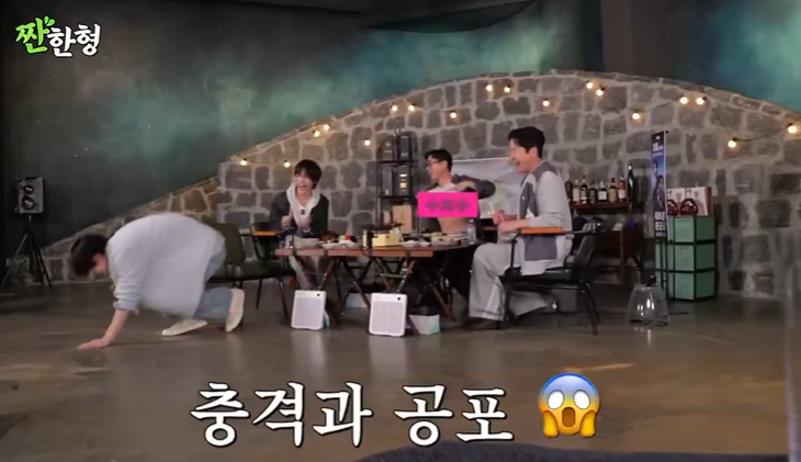 유튜브 웹예능 ‘짠한형 신동엽’이 출연자인 보이그룹 ‘투모로우바이투게더’(TXT)에 대해 성희롱을 했다는 논란이 일고 있다. 영상은 현재 삭제된 상태. 엑스(옛 트위터) 캡처