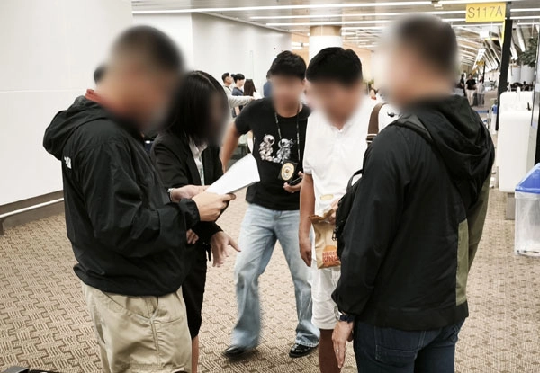 경찰이 필리핀 마약 총책 박왕열에게 마약을 공급한 혐의를 받는 50대 남성을 태국에서 검거해 1일 국내로 송환한다. 사진은 현지 공항에서 마약 공급책 ‘청담’ 최모씨에 대해 체포영장이 집행되는 모습. 2026.05.01. <br>경찰청 제공