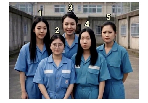 ‘청주여자교도소 5인방’이라는 이름으로 확산 중인 AI 생성 이미지. 온라인 커뮤니티 캡처