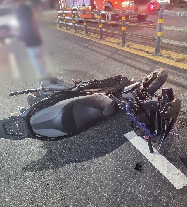 2일 부산 서부경찰서에 따르면 전날 오후 9시 53분쯤 서구 서대신동 보문교차로에서 A(50대)씨가 몰던 승용차가 오토바이를 들이받았다. 2026.5.2 부산 서부경찰서