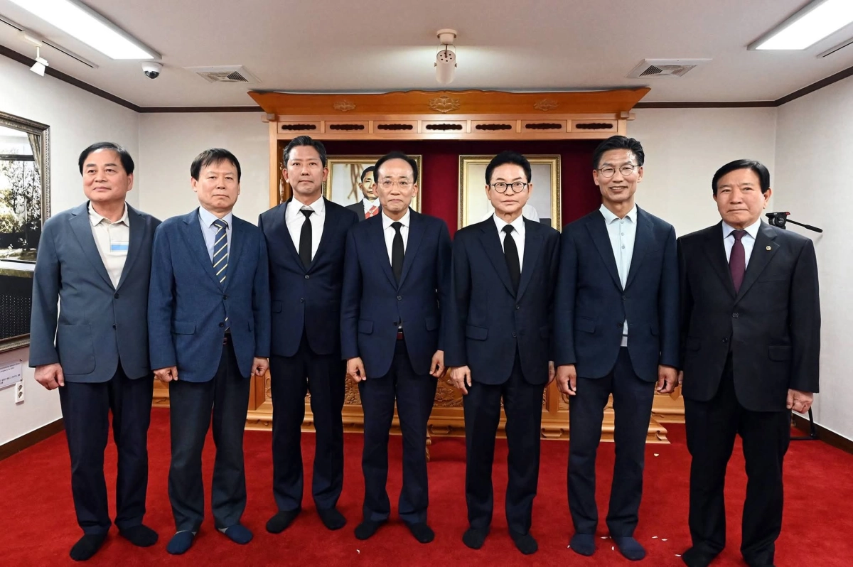 경북교육감 선거에 출마한 김상동 전 경북대 총장이 지난 1일 박정희 전 대통령 생가를 참배하고 이철우 경북지사와 추경호 전 경제부총리, 김장호 구미시장 등 국민의힘 소속 지방선거 출마자들과 기념 촬영을 하고 있다. 왼쪽부터 배낙호 김천시장, 김상동 전 총장, 김장호 구미시장, 추경호 전 경제부총리, 이철우 경북지사, 김병삼 영천시장 예비후보, 정재화 박정희대통령 생가보존회 이사장. 김병삼 예비후보 페이스북